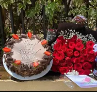 Nillavee cakes and pastries gift pack with roses